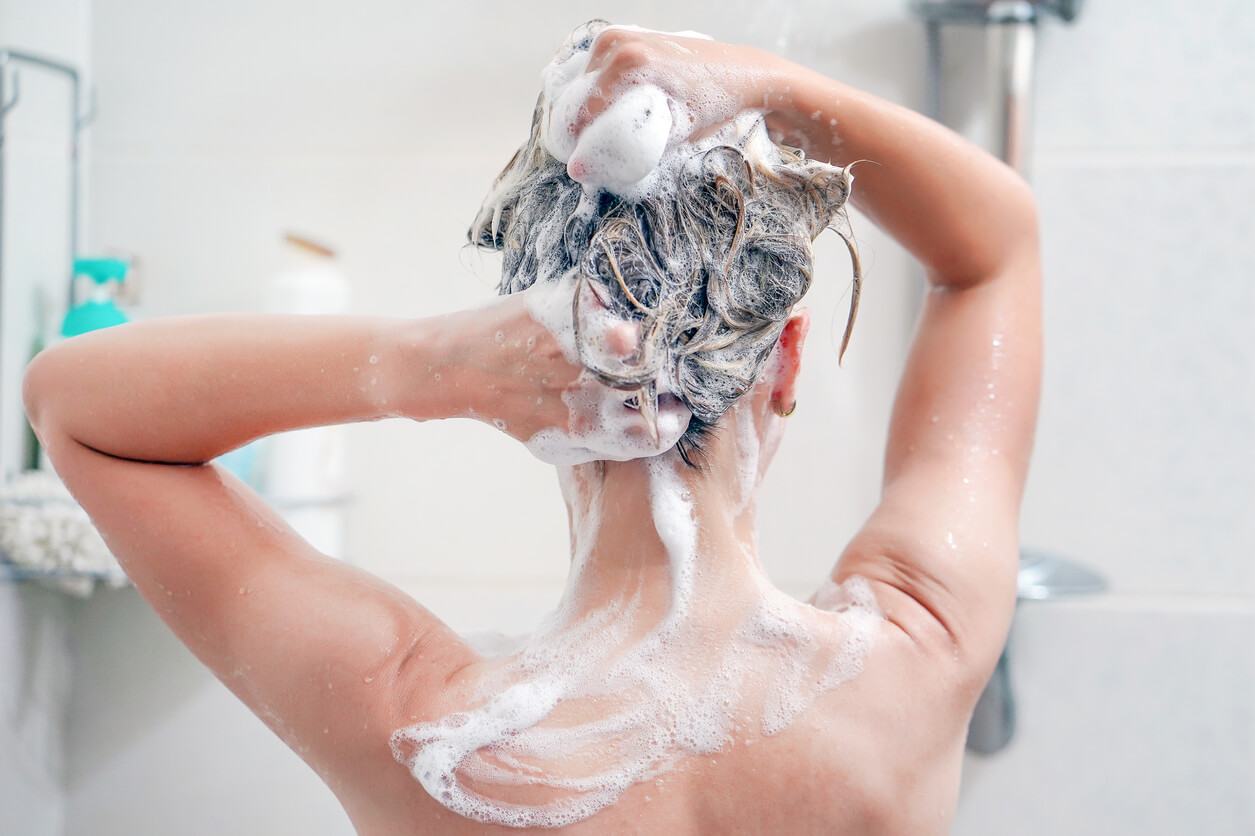 Une femme qui fait un shampoing. 
