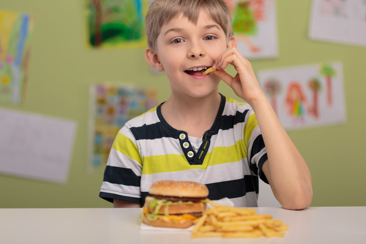 Impacto de las comidas rápidas más populares en la salud de los niños