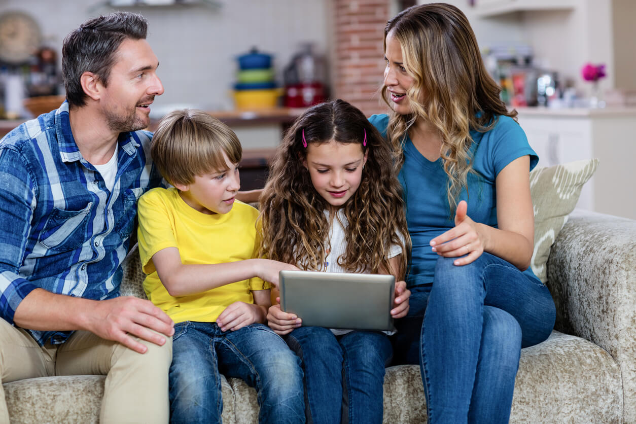 Gescheiden ouders die co-parenting laten werken