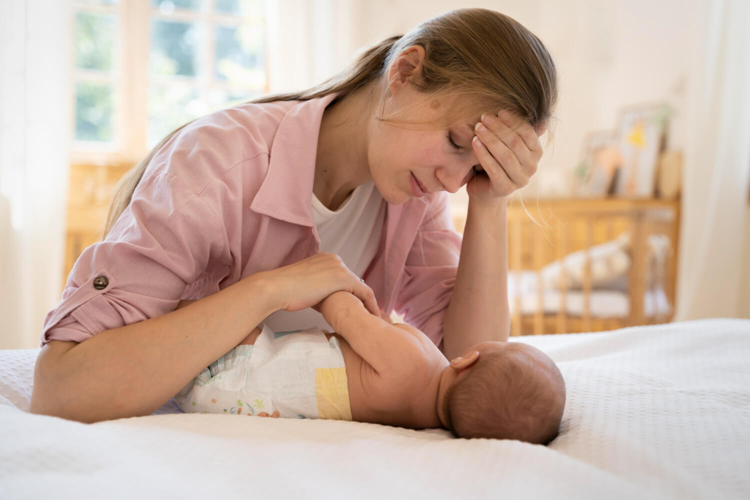 mère et bébé au lit