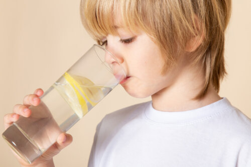 El agua saborizada es saludable para los niños