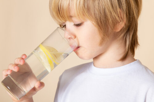 ¿El agua saborizada es saludable para los niños?