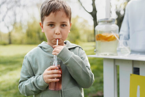 El agua carbonatada es buena para los niños