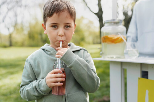 ¿El agua carbonatada es buena para los niños?