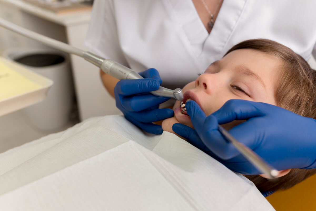 ¿Se pueden colocar implantes dentales en niños?