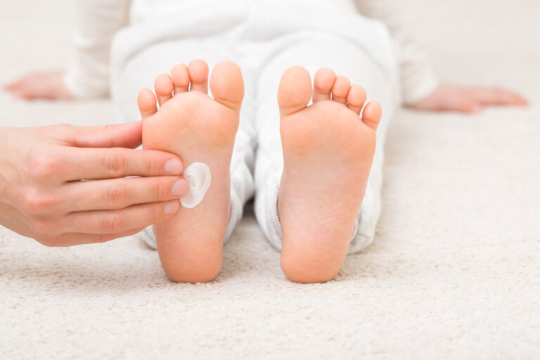 9 remedios caseros para suavizar los pies secos de los niños
