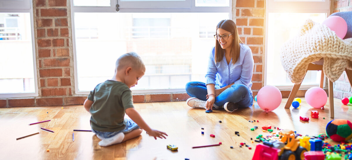 Beneficios que puede aportar una niñera a tu hijo