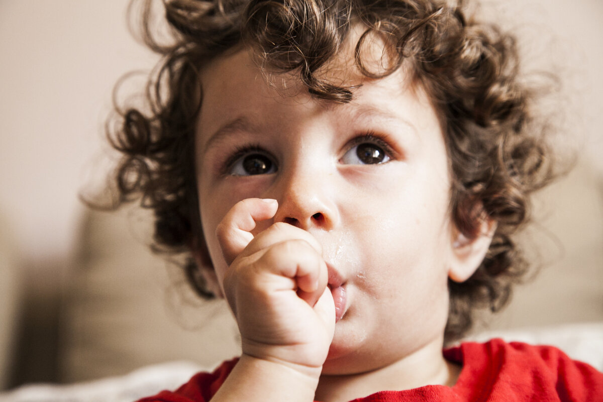 Efectos de chuparse el dedo en la salud dental infantil