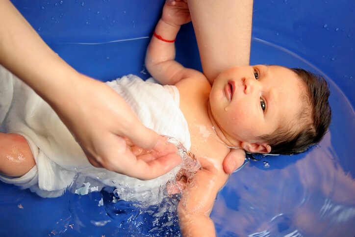 ¿Cómo bañar a tu bebé con dermatitis sin irritar su piel?