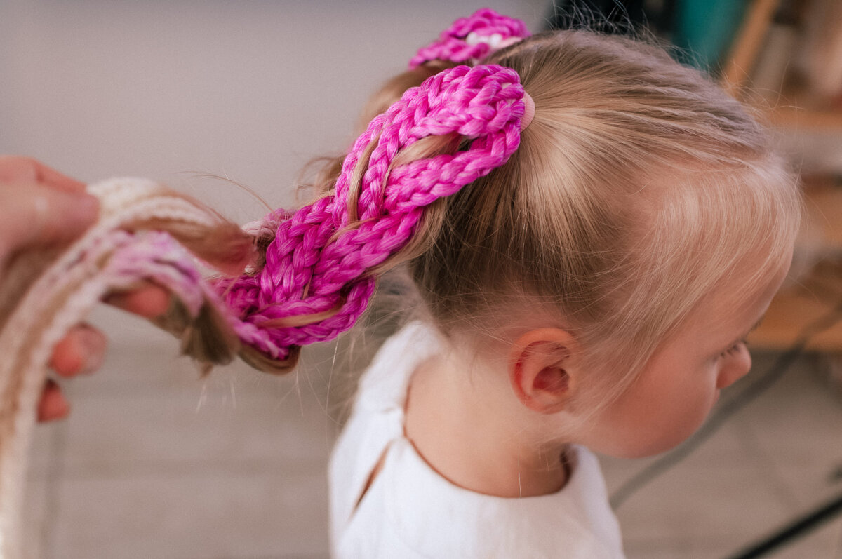 Peinados y prácticas que pueden dañar el cabello infantil
