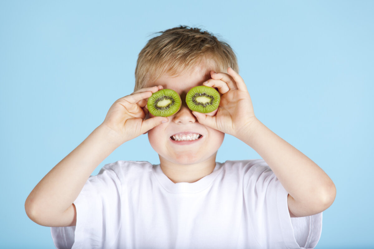 8 beneficios del kiwi: una fruta nutritiva para los niños