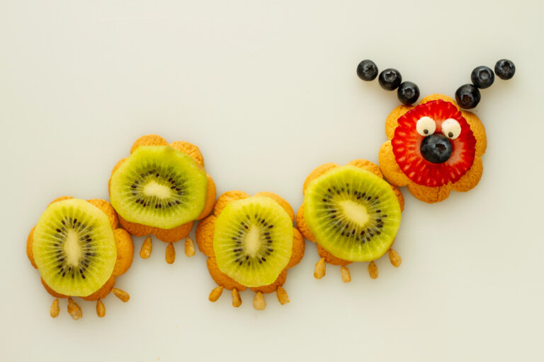 Chenille avec des fruits.
