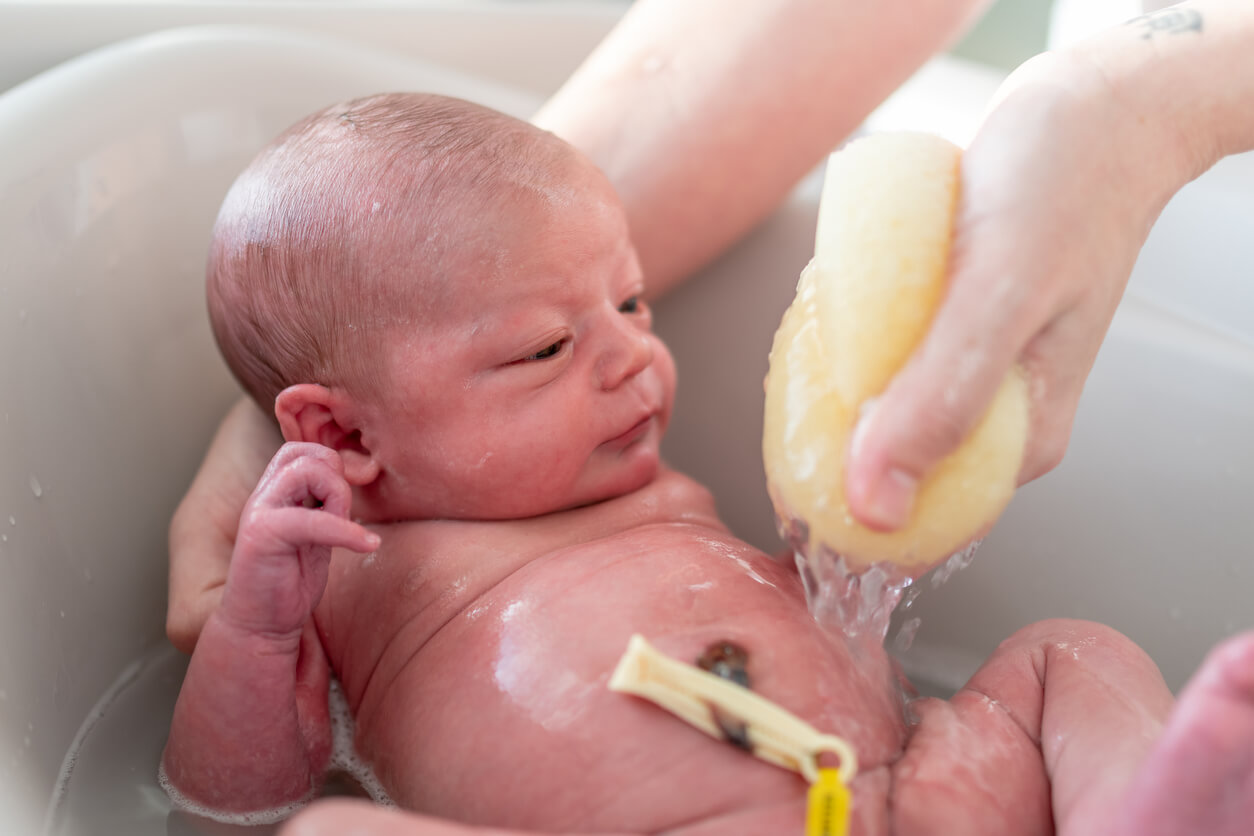 Cómo bañar a un recién nacido: 9 Pasos (con imágenes)