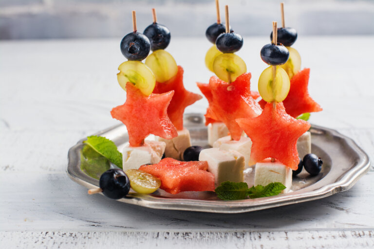 Brochettes de fruits et fromage.