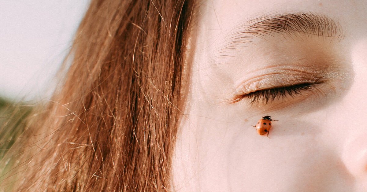 Une coccinelle sur le visage d'une femme.