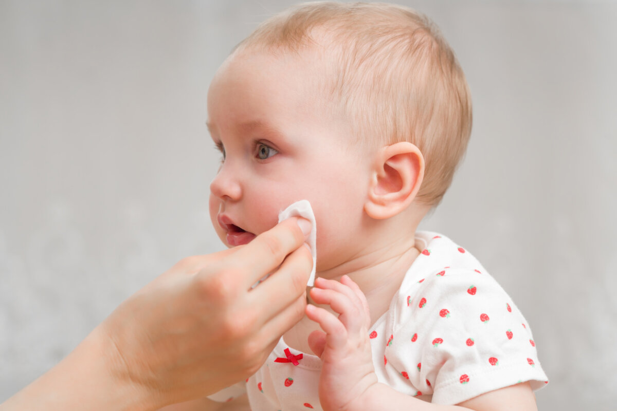 ¿Cómo limpiar la cara de tu bebé? Paso a paso