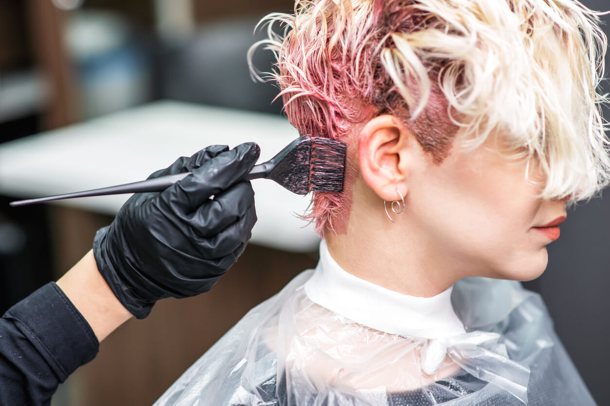 ¿Es segura la coloración vegetal del cabello en el embarazo?