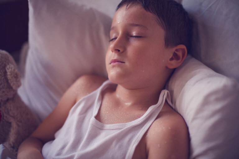 ¿Por qué ocurren los sudores nocturnos en niños?