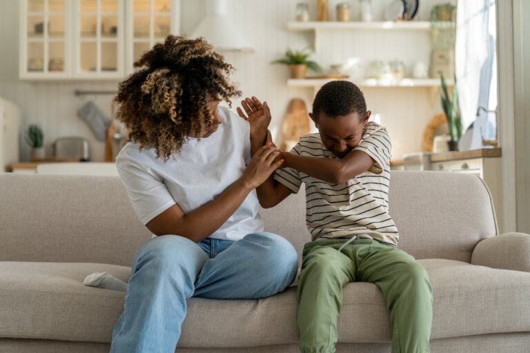 Mi hijo me pega: ¿qué acciones debo tomar?