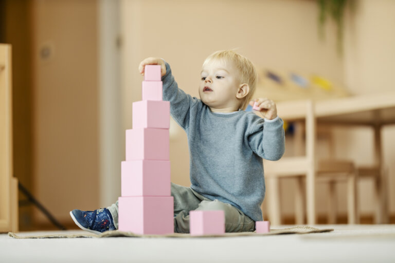 Torre rosada: qué es y cómo utilizar este material Montessori