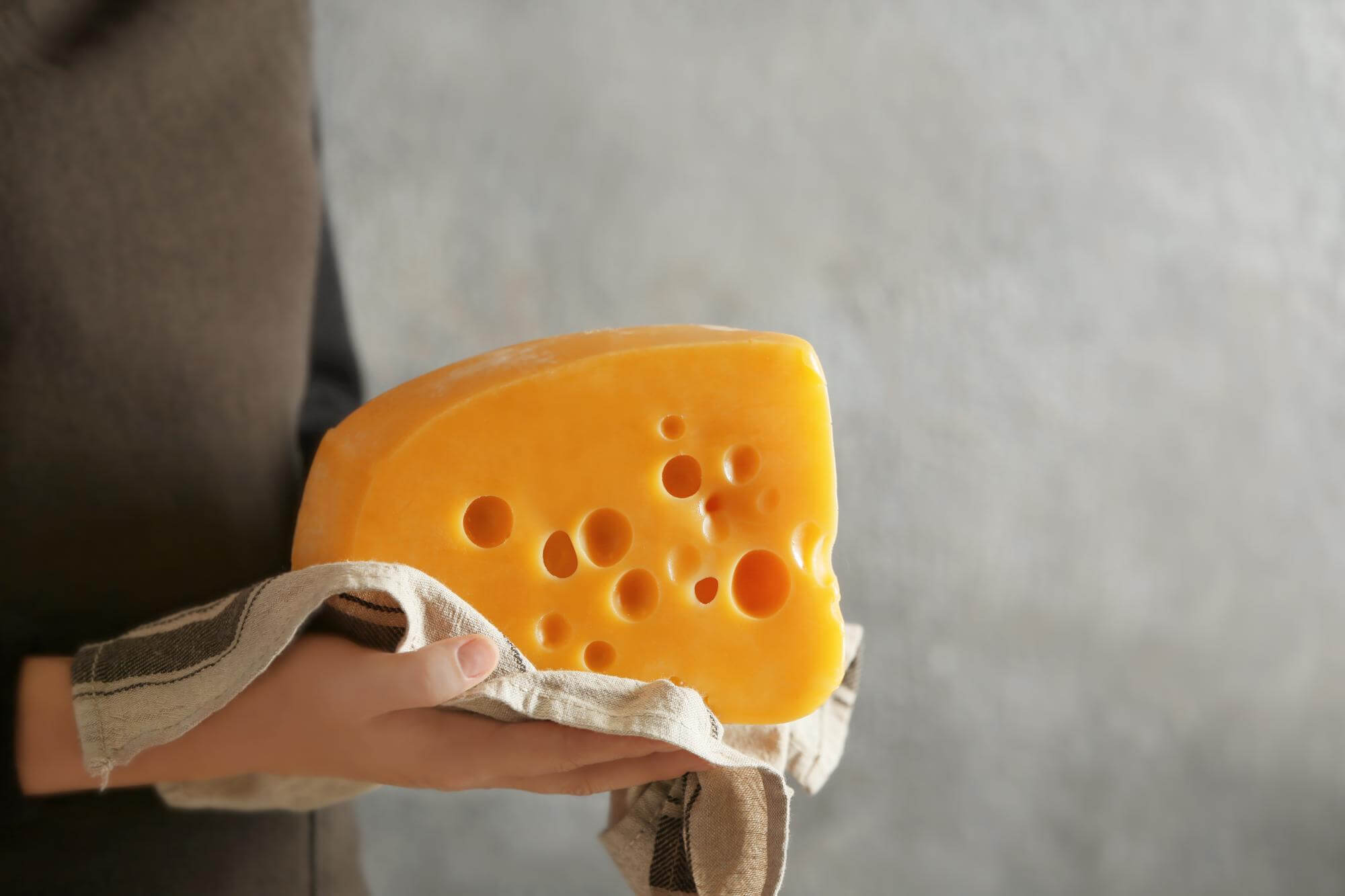Queso cheddar en el embarazo: ¿es seguro para ti y tu bebé?