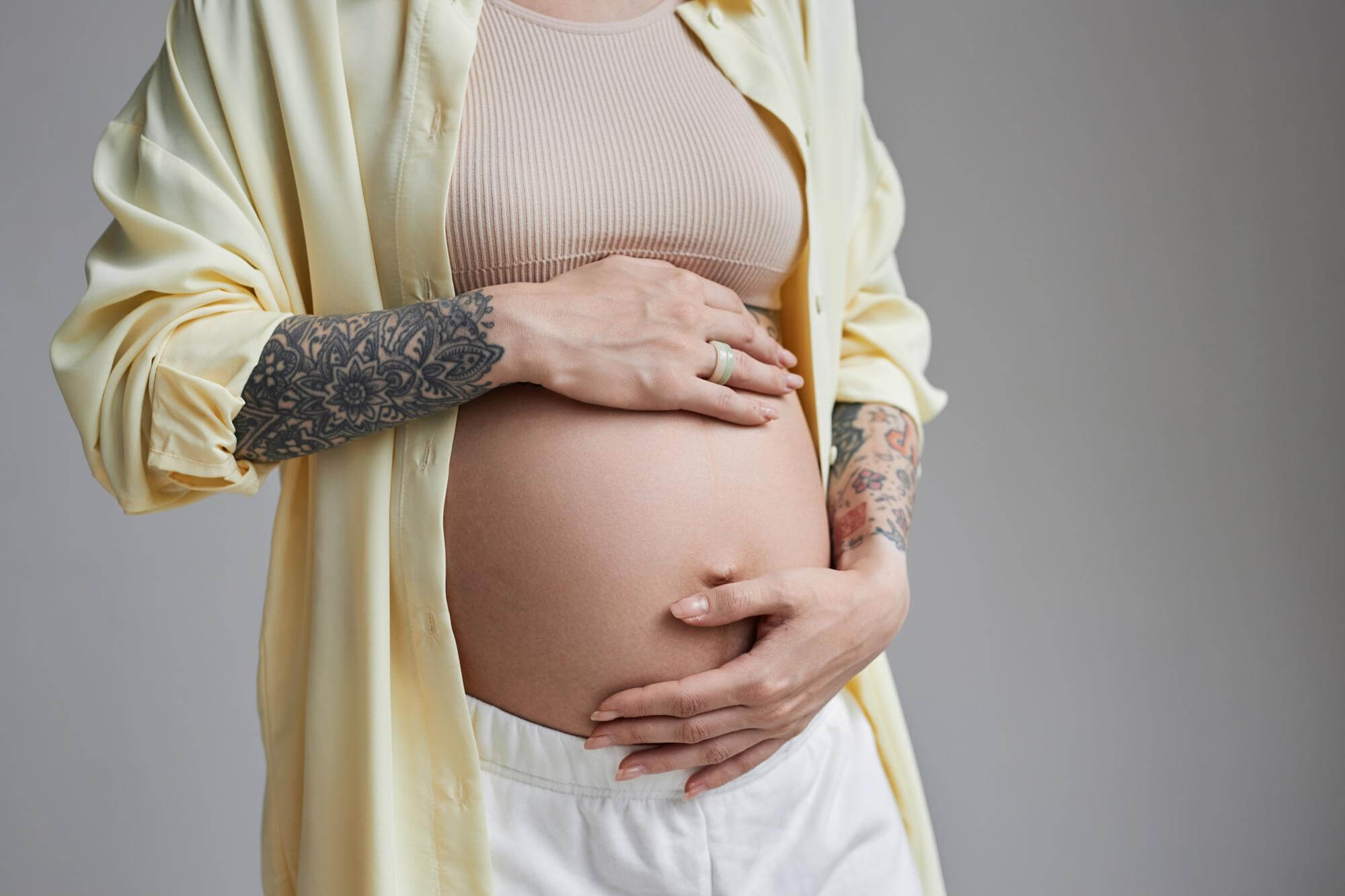 ¿Son peligrosos los tatuajes en el embarazo?