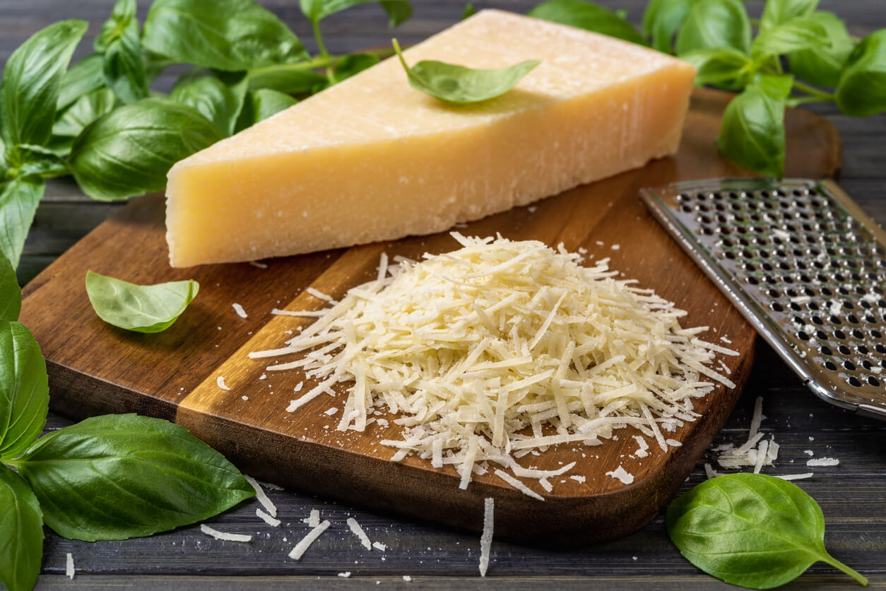 Queso parmesano en el embarazo: ¿es seguro para ti y tu bebé?