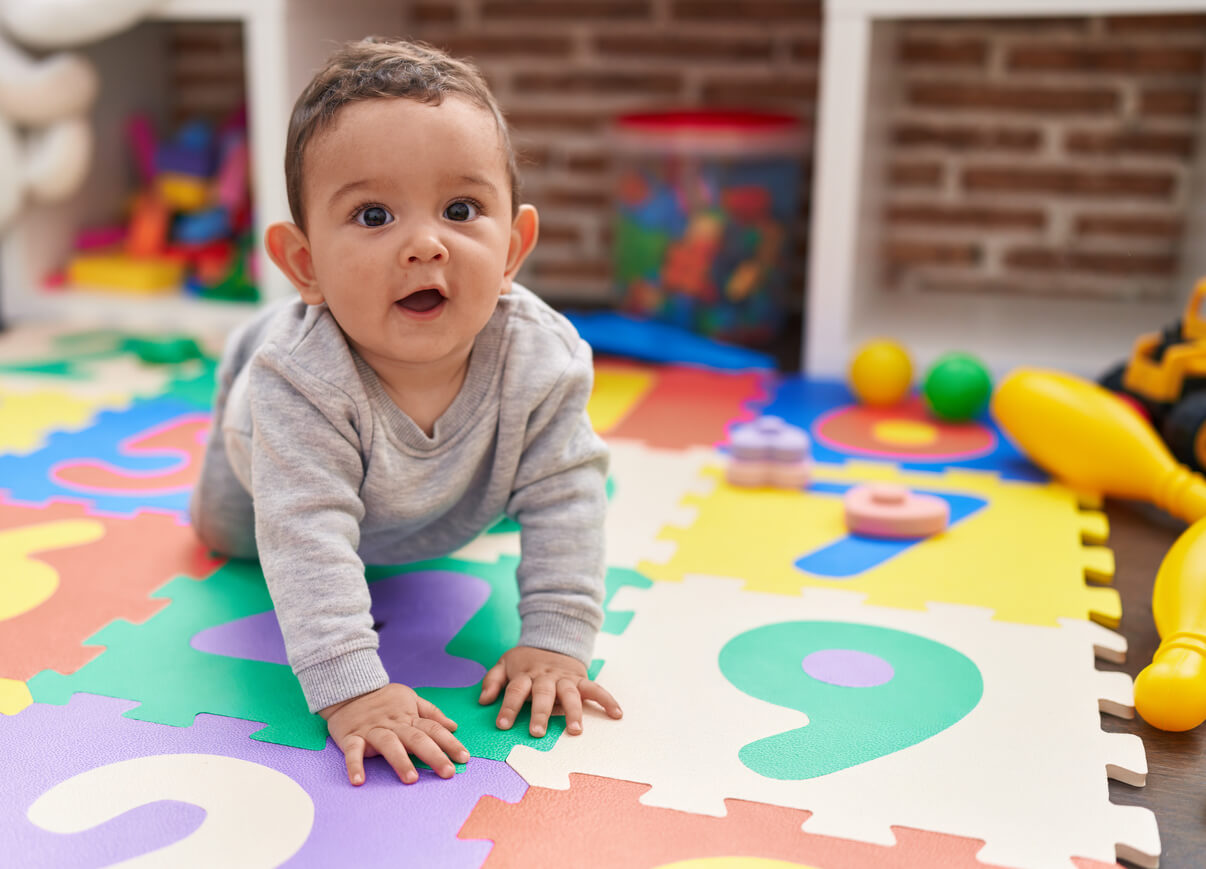 El bebe de 7 meses descubre sus hitos de desarrollo