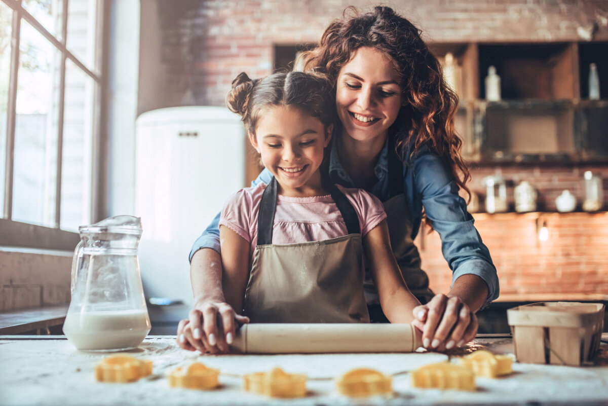 Madre e hija preparan galletas saludables.