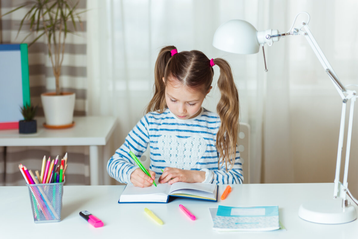 Niña con útiles escolares.