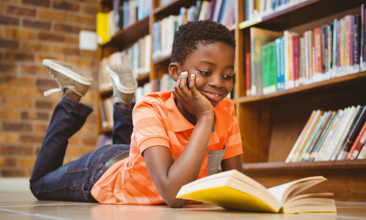 Il ragazzo studia con i libri di classe