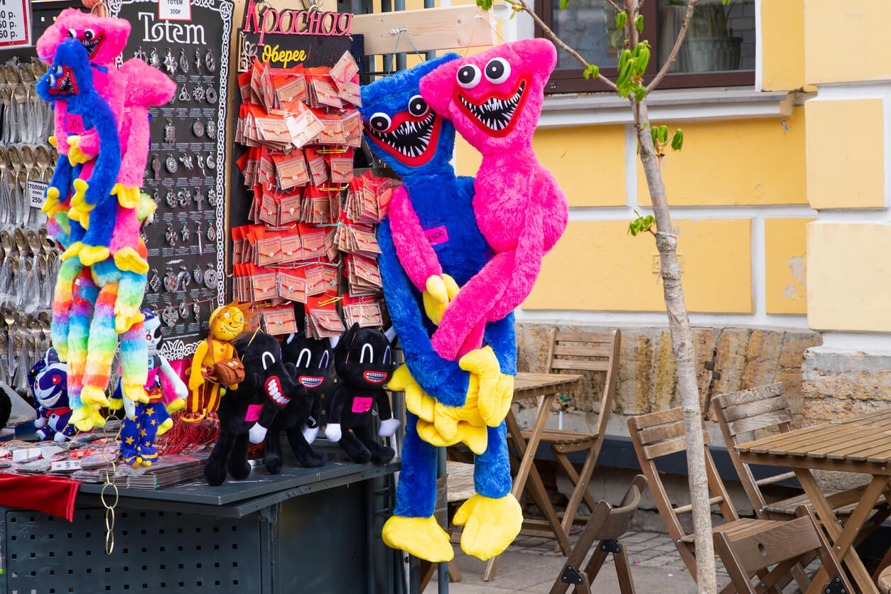 «Huggy Wuggy», el peluche que tus hijos NO deberían tener