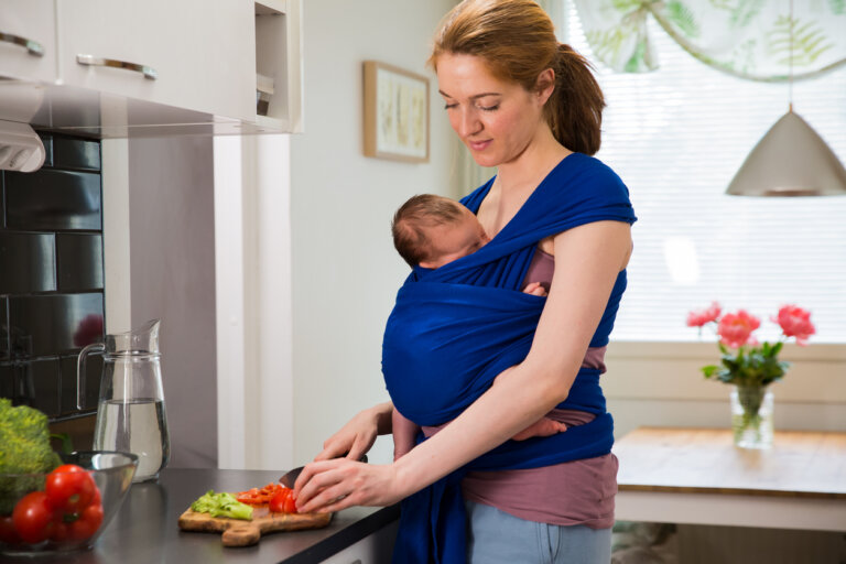 Une jeune maman qui cuisine.