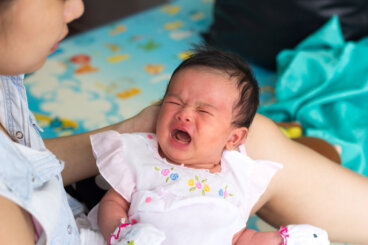 ¿Cómo diferenciar el llanto del bebé por cólico o por gases?