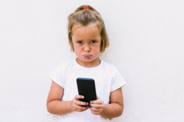 ¿Es buena idea quitarle el móvil a mi hijo como castigo?