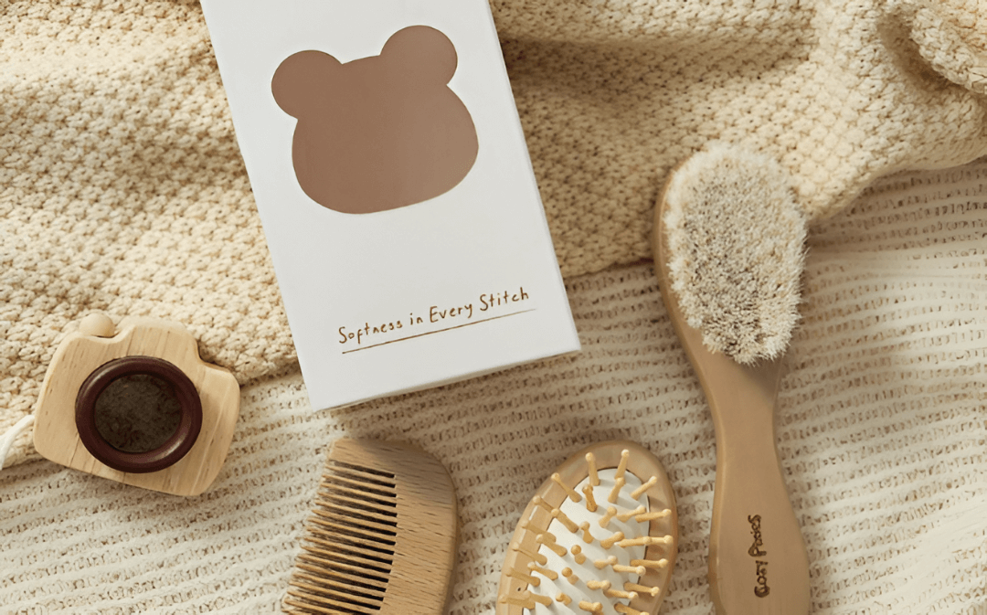 Con este juego de peines de cerdas suaves de SHEIN, puedes desenredar con suavidad el cabello de tu bebé.