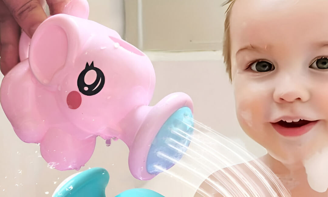Para hacer los baños de tu bebé más divertidos, este juguete de SHEIN permite que el agua salga de forma suave.