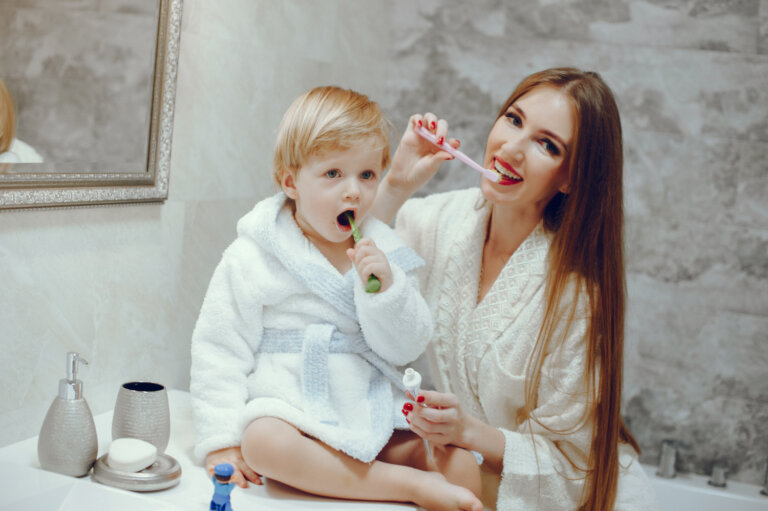 Cómo prevenir las caries en los niños: 5 hábitos que ayudan a cuidar su sonrisa 